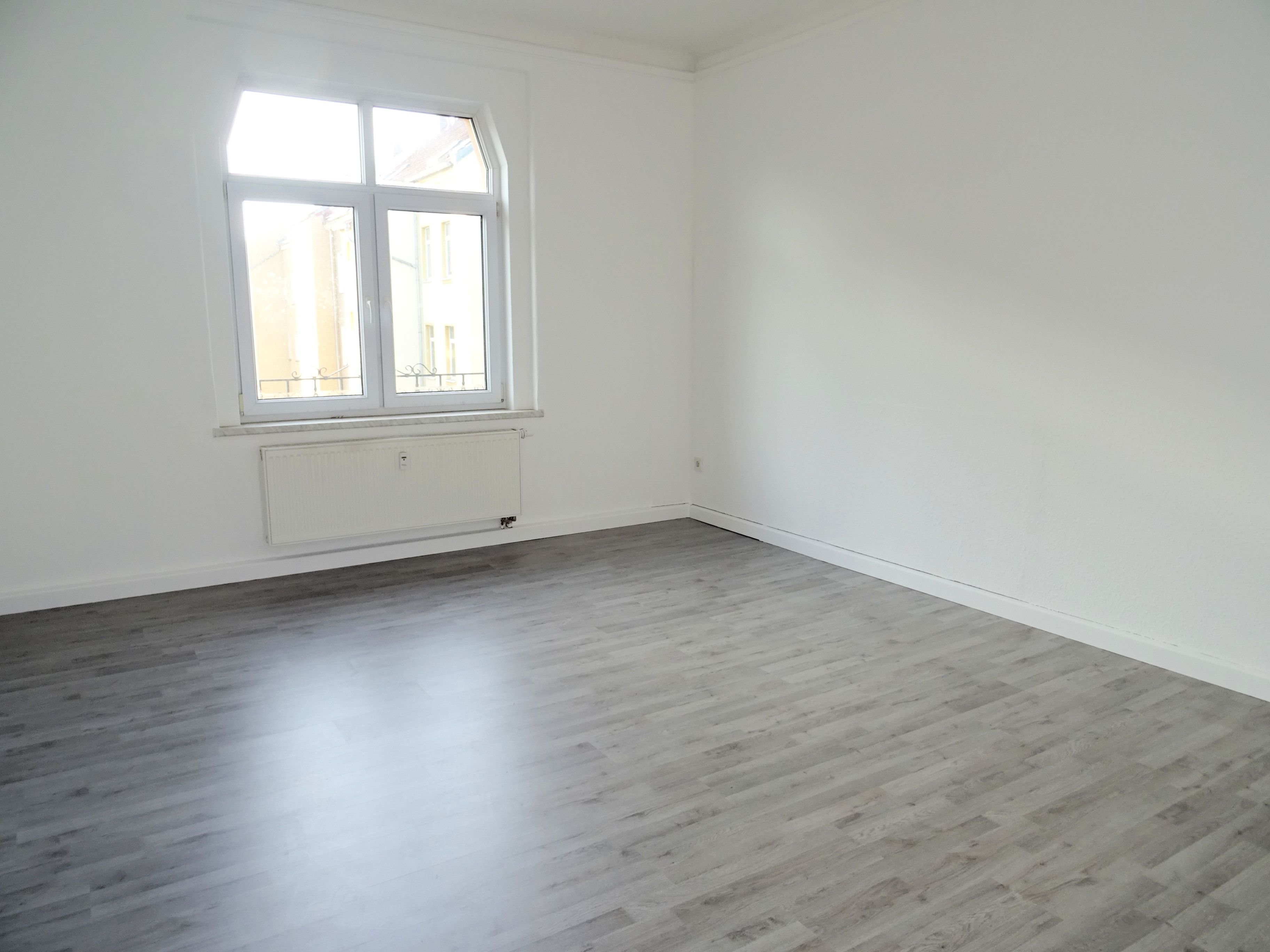 Wohnung zur Miete 350 € 2 Zimmer 63 m²<br/>Wohnfläche 2.<br/>Geschoss ab sofort<br/>Verfügbarkeit Werdau Werdau 08412