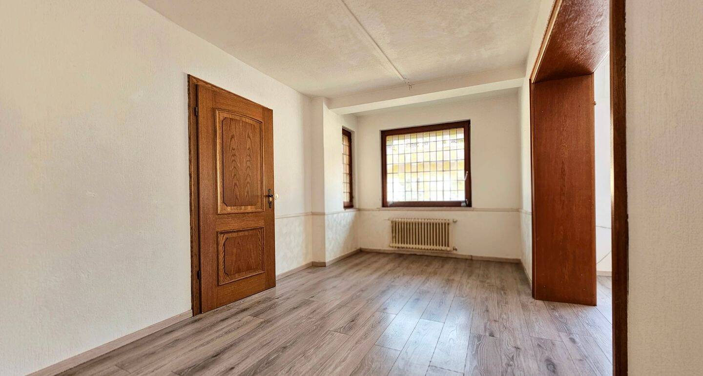 Immobilie in Briedel - Großzügiges Einfamilienhaus mit Garage, Terrasse und großem Gartengrundstück in Briedel/Mosel - Bild 3