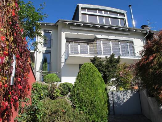 Einfamilienhaus zur Miete 2.500 € 7,5 Zimmer 258 m² 606 m² Grundstück frei ab 01.10.2025 Grenzach Grenzach-Wyhlen 79639