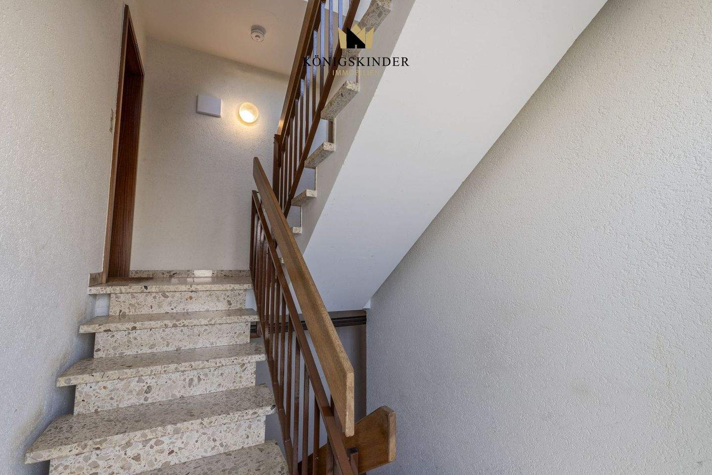 Immobilie in Dürnau - Lichtdurchflutet & offen: Dachgeschosswohnung mit Wohlfühlcharakter - Bild 2