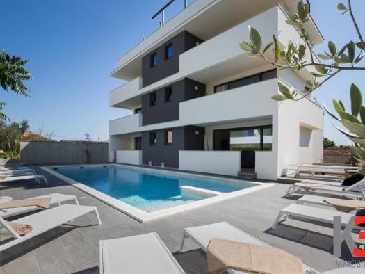 Haus zum Kauf 2.350.000 € 18 Zimmer 920 m² Zadar 0