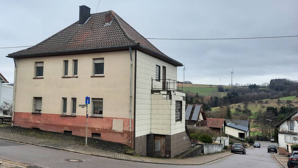 Mehrfamilienhaus zum Kauf provisionsfrei 40.000 € 6 Zimmer 141,6 m² 621 m² Grundstück frei ab sofort Aschbach Lebach 66822