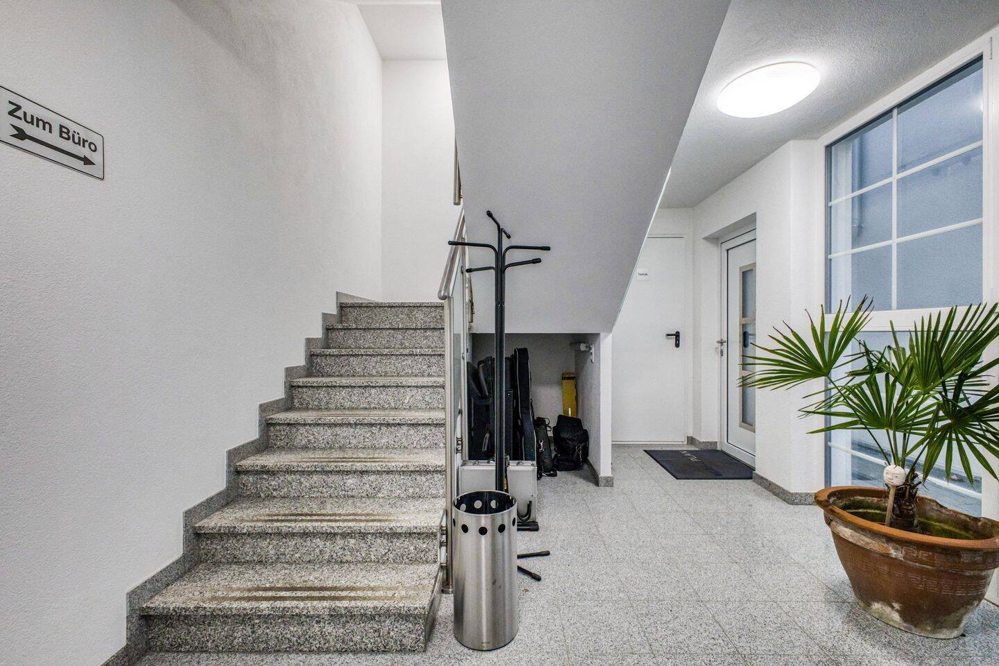 Immobilie in Jugenheim - Heute Büro, morgen Zuhause: Moderne Immobilie mit viel Gestaltungsspielraum * keine Käuferprovision - Bild 1