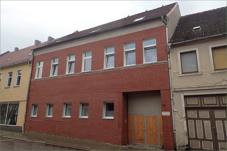 Mehrfamilienhaus zum Kauf 290.000 € 479 m²<br/>Wohnfläche 412 m²<br/>Grundstück Brandenburger Straße 12 Genthin Genthin 39307