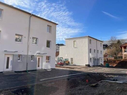 Doppelhaushälfte zum Kauf - Erstbezug provisionsfrei als Kapitalanlage geeignet 459.500 € 5 Zimmer 134 m² 190 m² Grundstück Bahnhofstrasse 15-17 Stadtgebiet Sankt Georgen im Schwarzwald 78112