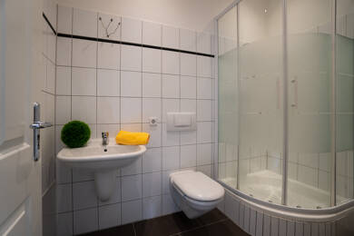 Wohnung zur Miete 450 € 2 Zimmer 65 m² Dachgeschoss, 4. Geschoss Uhlandstraße 17 Olvenstedter Platz Magdeburg 39108