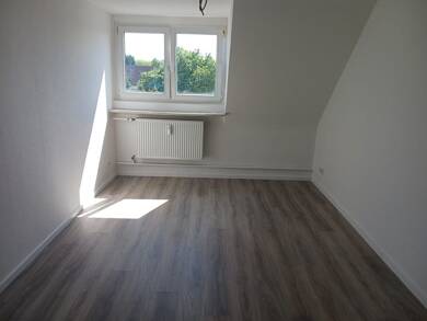 Wohnung zur Miete 570 € 2 Zimmer 70 m² Dachgeschoss, 5. Geschoss frei ab 01.06.2025 Dechenstraße 14- 16 Altendorf Essen 45143