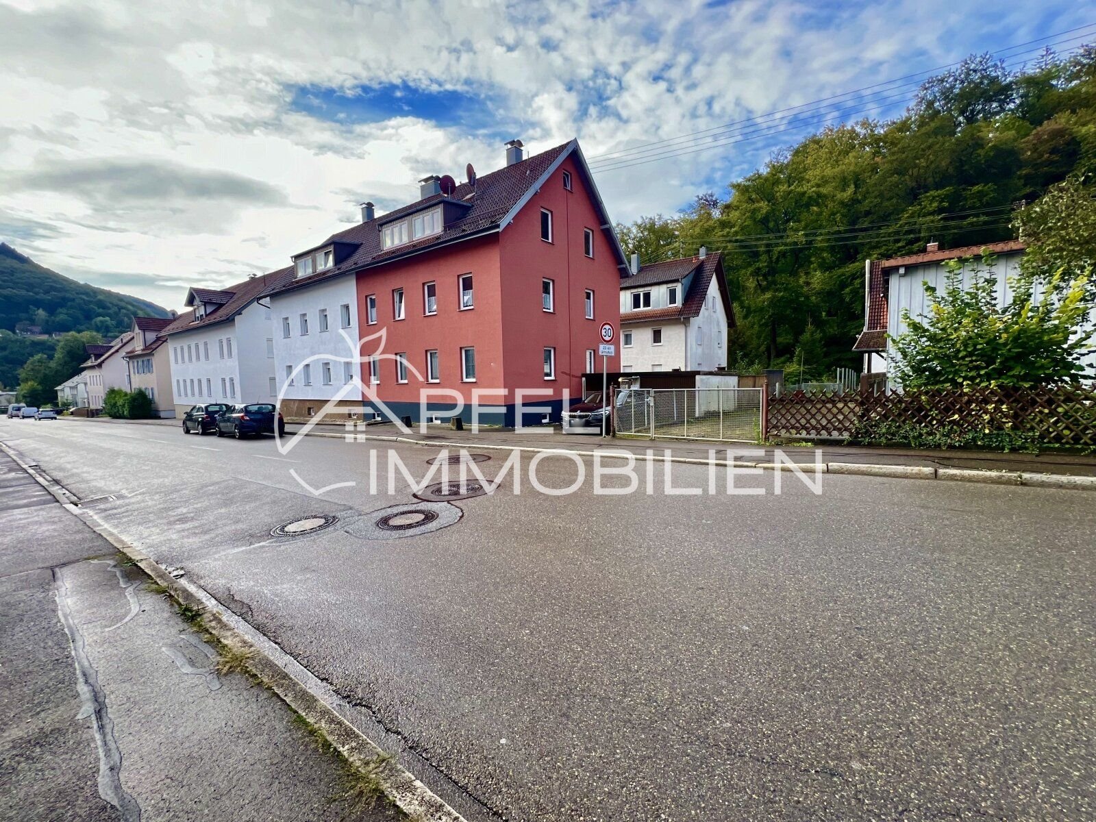 Mehrfamilienhaus zum Kauf 625.000 € 9 Zimmer 215 m²<br/>Wohnfläche 280 m²<br/>Grundstück Neuffenerstrasse 35 Bad Urach Bad Urach 72574