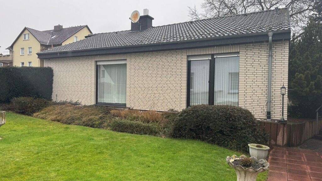 Bald bezugsfrei: Einfamilienhaus mit viel Keller + vermietetes ZFH in Hameln zu verkaufen