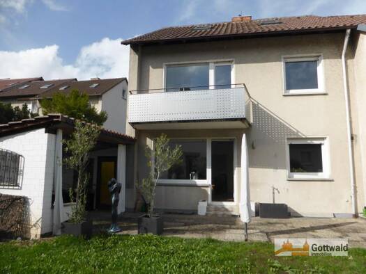 Reihenmittelhaus zur Miete 1.490 € 6 Zimmer 136,7 m² 284 m² Grundstück frei ab 01.01.2027 St Bernhardt Esslingen am Neckar 73732