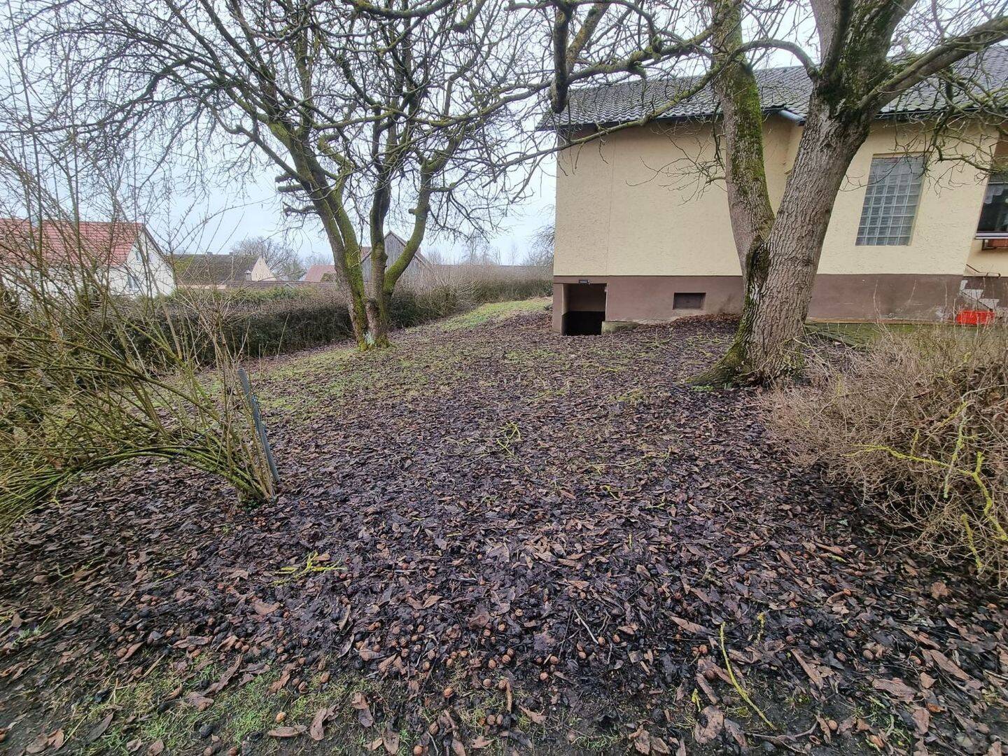 Immobilie in Fensterbach - Großes Grundstück mit renovierungsbedürftigem Wohnhaus, Stall und Garagen - Bild 2