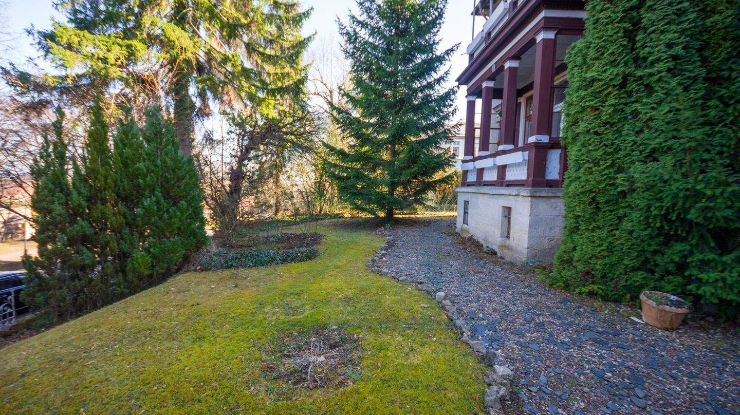 Immobilie in Arnstadt - Art-Deco-Stadtvilla für drei Familien in beliebter Wohnlage von Arnstadt - Bild 2