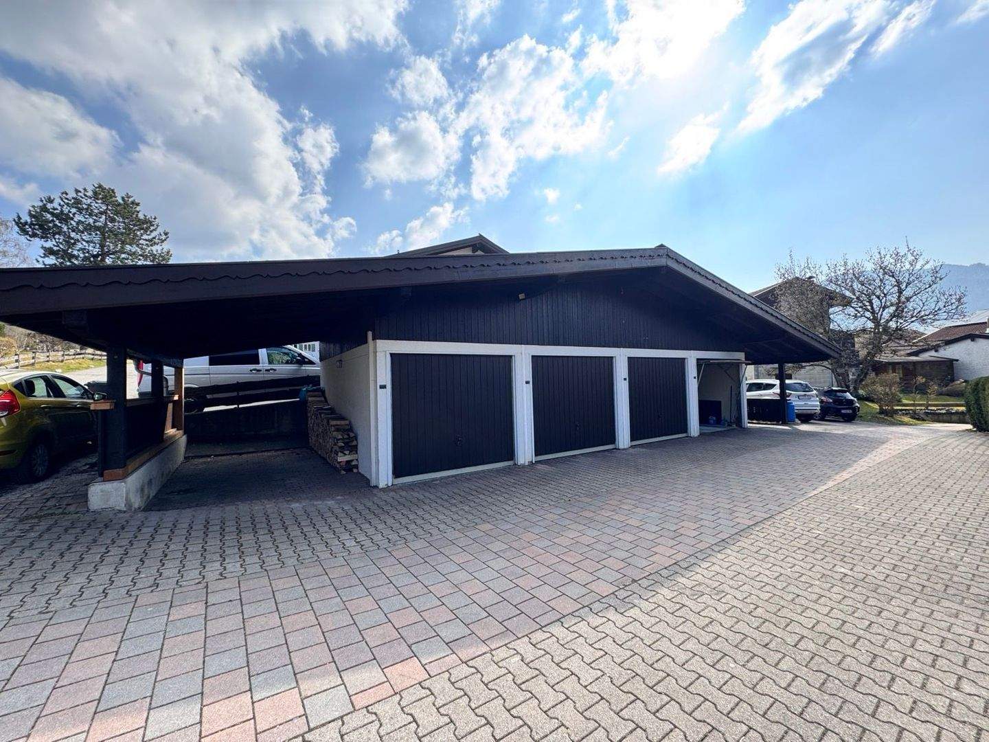 Immobilie in Unterwössen - Ruhige 2,5-Zi.-Mansarden-ETW mit 2 Bergblick-Südbalkonen, FBH, Gemeinschafts-Garten und Garage - Bild 4