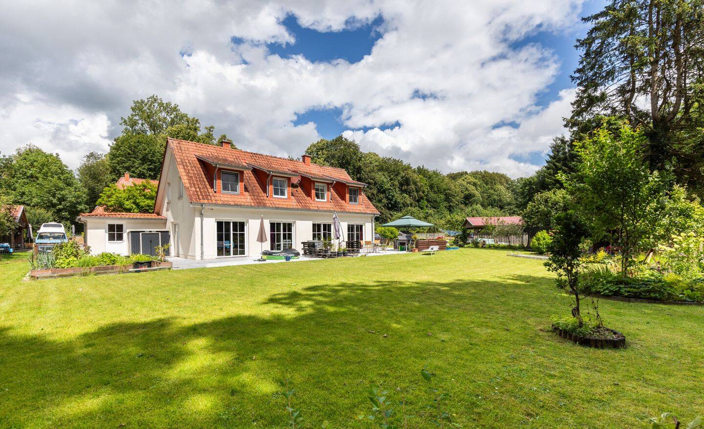 Immobilie in Ahlefeld-Bistensee - Drei Häuser, ein Grundstück - attraktive Anlagemöglichkeit oder Selbstnutzung! - Bild 1