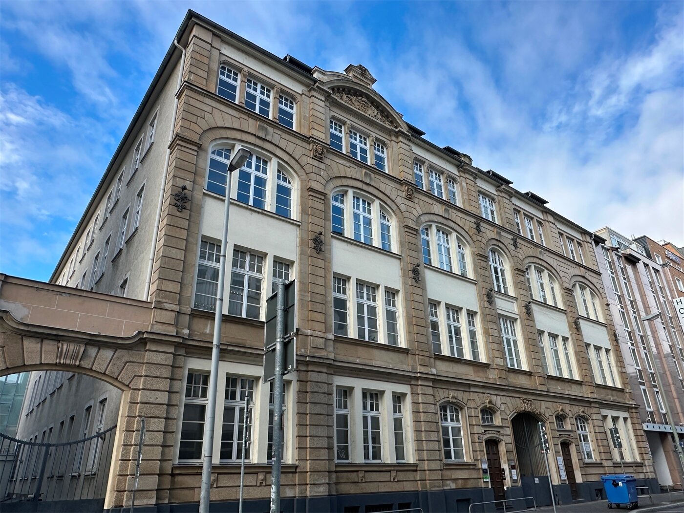 Bürofläche zur Miete 14 € 310 m²<br/>Bürofläche ab 310 m²<br/>Teilbarkeit Gutleutviertel Frankfurt am Main 60329