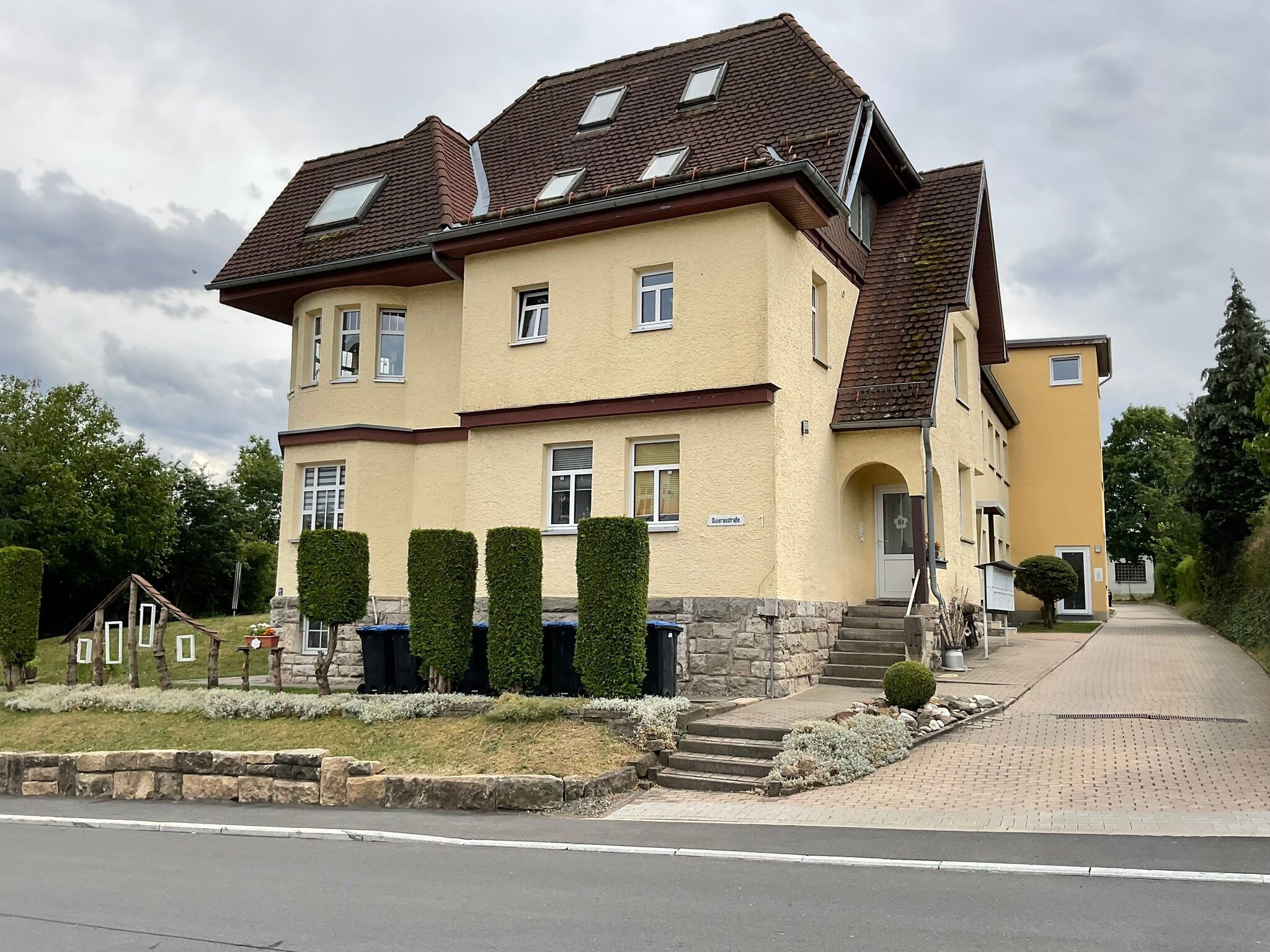 Wohnung zur Miete 595 € 3 Zimmer 108 m²<br/>Wohnfläche 3.<br/>Geschoss ab sofort<br/>Verfügbarkeit Quieraustraße 1 Mengersgereuth-Hämmern Frankenblick 96528