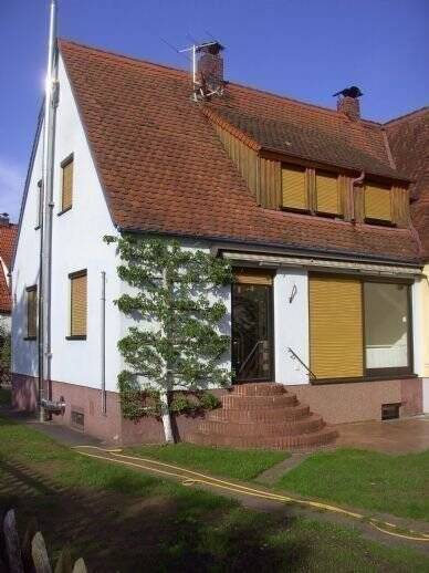 Doppelhaushälfte mit 110 m² Wohnfläche mit Südterrasse großem Garten und mit einer Garage