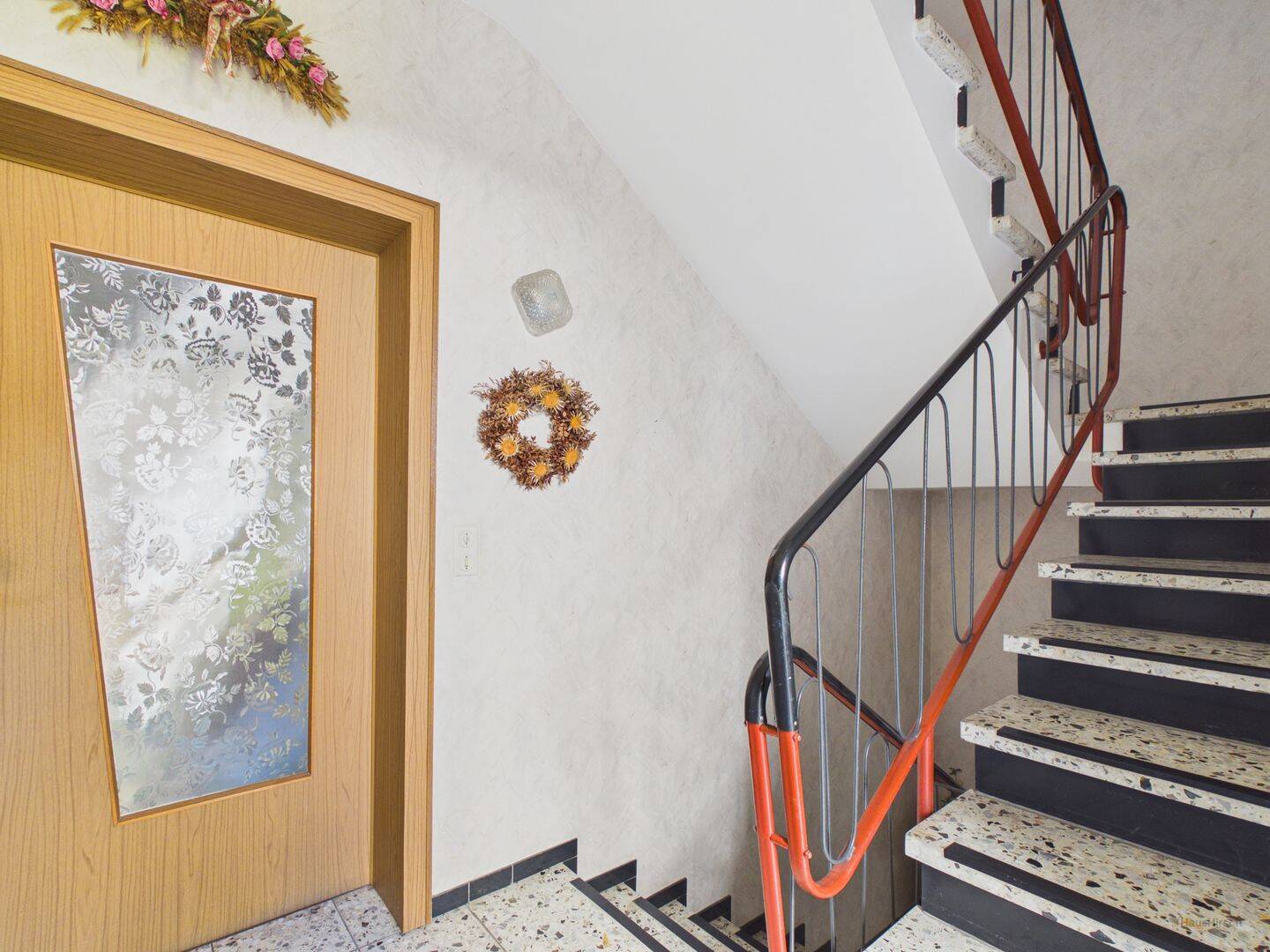 Immobilie in Kusterdingen - Helles Mehrfamilienhaus mit 3 Wohnungen in Kusterdingen - Kapitalanlage/ Mehrgenerationenhaus - Bild 1