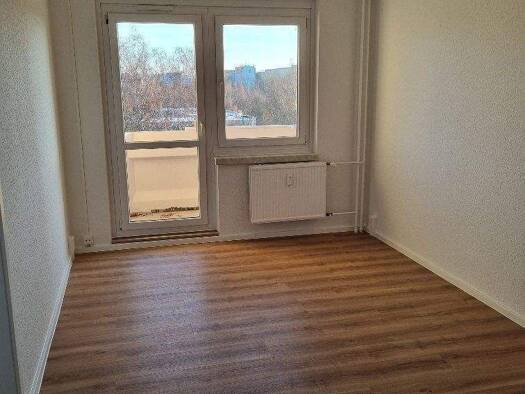 Wohnung zur Miete 300 € 3 Zimmer 55,1 m² frei ab sofort Wolgograder Allee 8 Hutholz Hutholz 09123