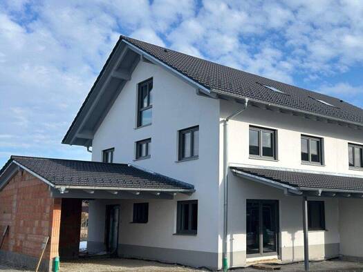 Doppelhaushälfte zur Miete - Erstbezug 1.900 € 5 Zimmer 151,6 m² 299 m² Grundstück frei ab 01.05.2026 Ampfing 84539