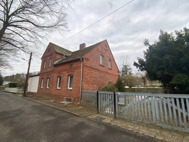 Haus zum Kauf 7 Zimmer 155 m² 1.353 m² Grundstück frei ab sofort Teschnitzweg 3 Spremberg 03130