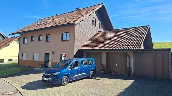 Immobilie in Schopfheim - Wohnhaus mit drei Wohnungen und Garagen in Schopfheim-Gersbach - Bild 0