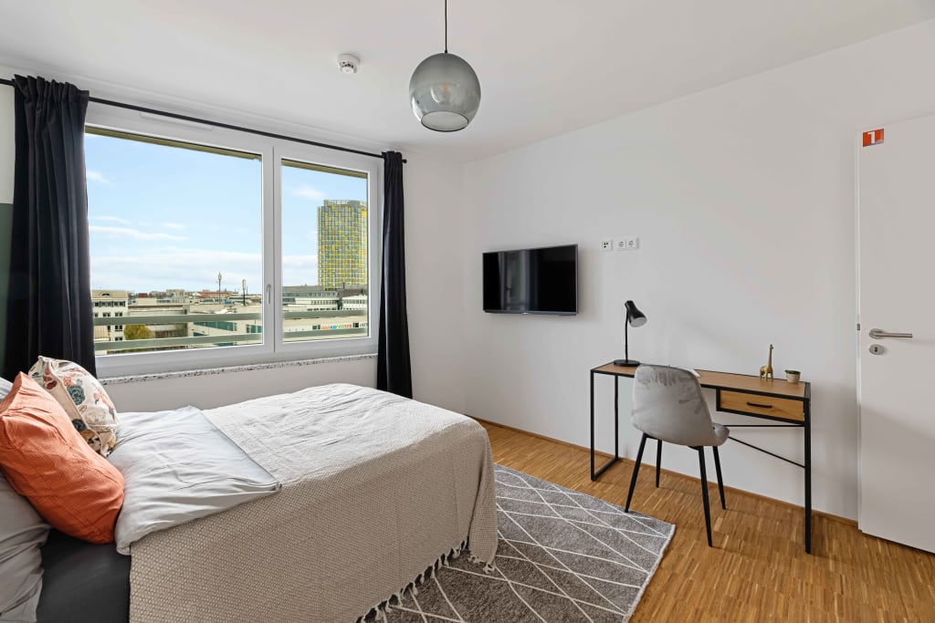 Wohnung zur Miete Wohnen auf Zeit 1.064 € 4 Zimmer 13,3 m²<br/>Wohnfläche 04.12.2024<br/>Verfügbarkeit Tübinger Straße 3e Land in Sonne München 80686