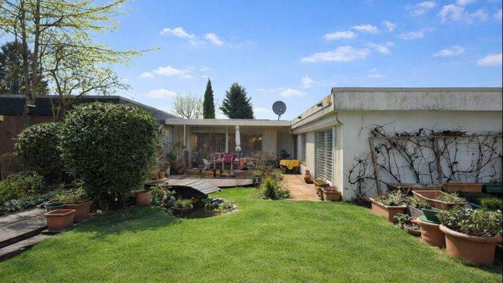 Exklusiver Bungalow (barrierefrei) mit Wellnessbereich, Garten + 2 Garagen im begehrten Lörick