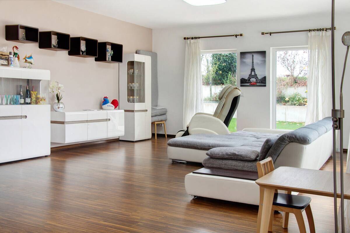 Immobilie in Heroldsbach - Modernes Einfamilienhaus mit Galerie, Kamin und drei Garagen in ruhiger Randlage - Bild 2