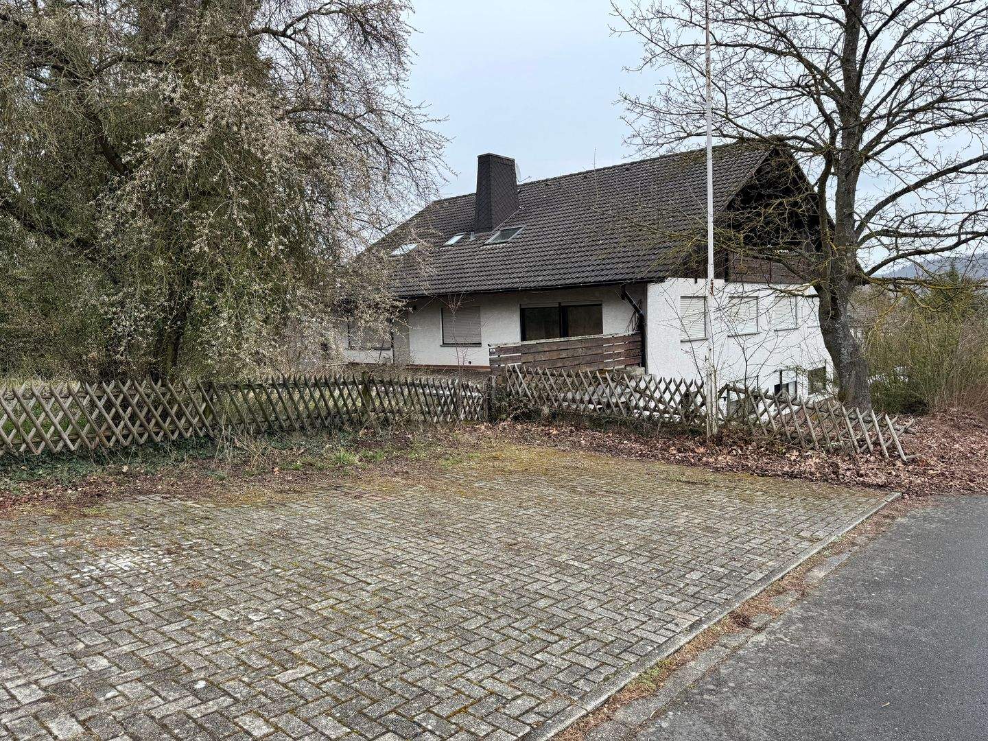 Immobilie in Bad Zwesten - Wohnraum mit Substanz und Potenzial - MFH mit 7 Wohneinheiten, großem Grundstück und Garage - Bild 3