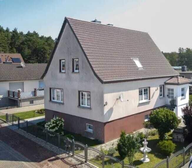 Immobilie in Burgstall - Einfamilienhaus mit ausgebautem Keller, Kamin und Pool in ruhiger Lage. - Bild 1