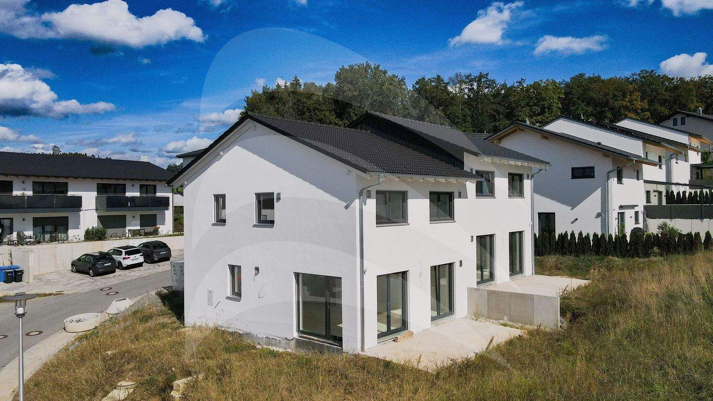 Immobilie in Windorf - KfW55-Neubau: Moderne, lichtdurchflutete Doppelhaushälfte mit Südgarten - Bild 0