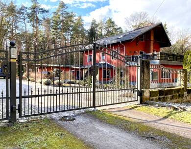 Einfamilienhaus zum Kauf 11 Zimmer 340 m² 3.270 m² Grundstück Weinböhla 01689