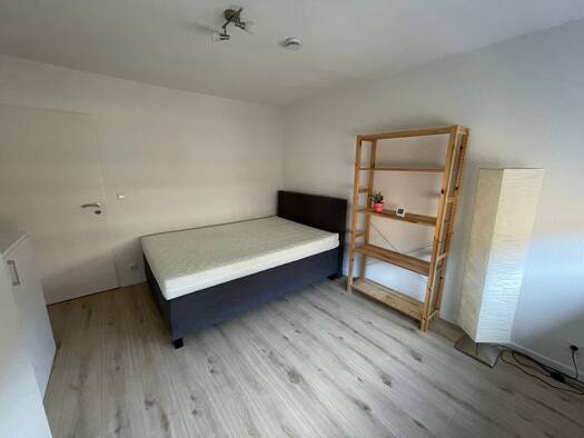 Wohnung zur Miete 550 € 1,5 Zimmer 32 m² Geschoss 3/5 frei ab sofort Möhringer Straße Süd Stuttgart 70199