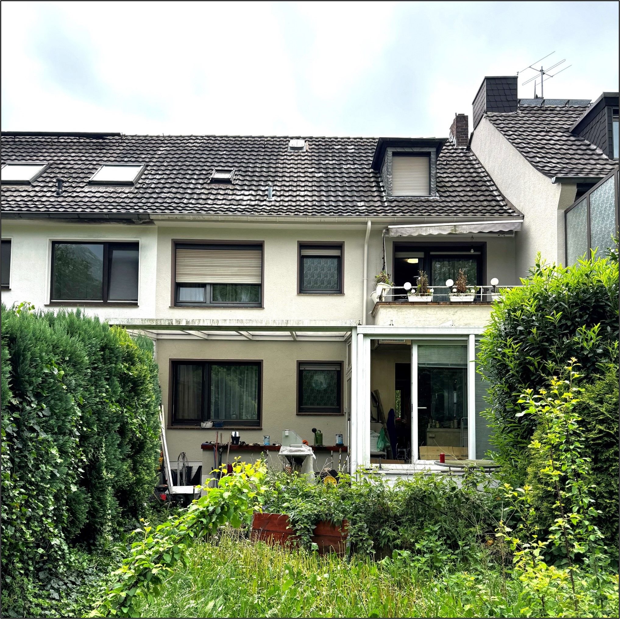 Mehrfamilienhaus zum Kauf 550.000 € 7 Zimmer 120 m²<br/>Wohnfläche 343 m²<br/>Grundstück Hassels Düsseldorf 40599