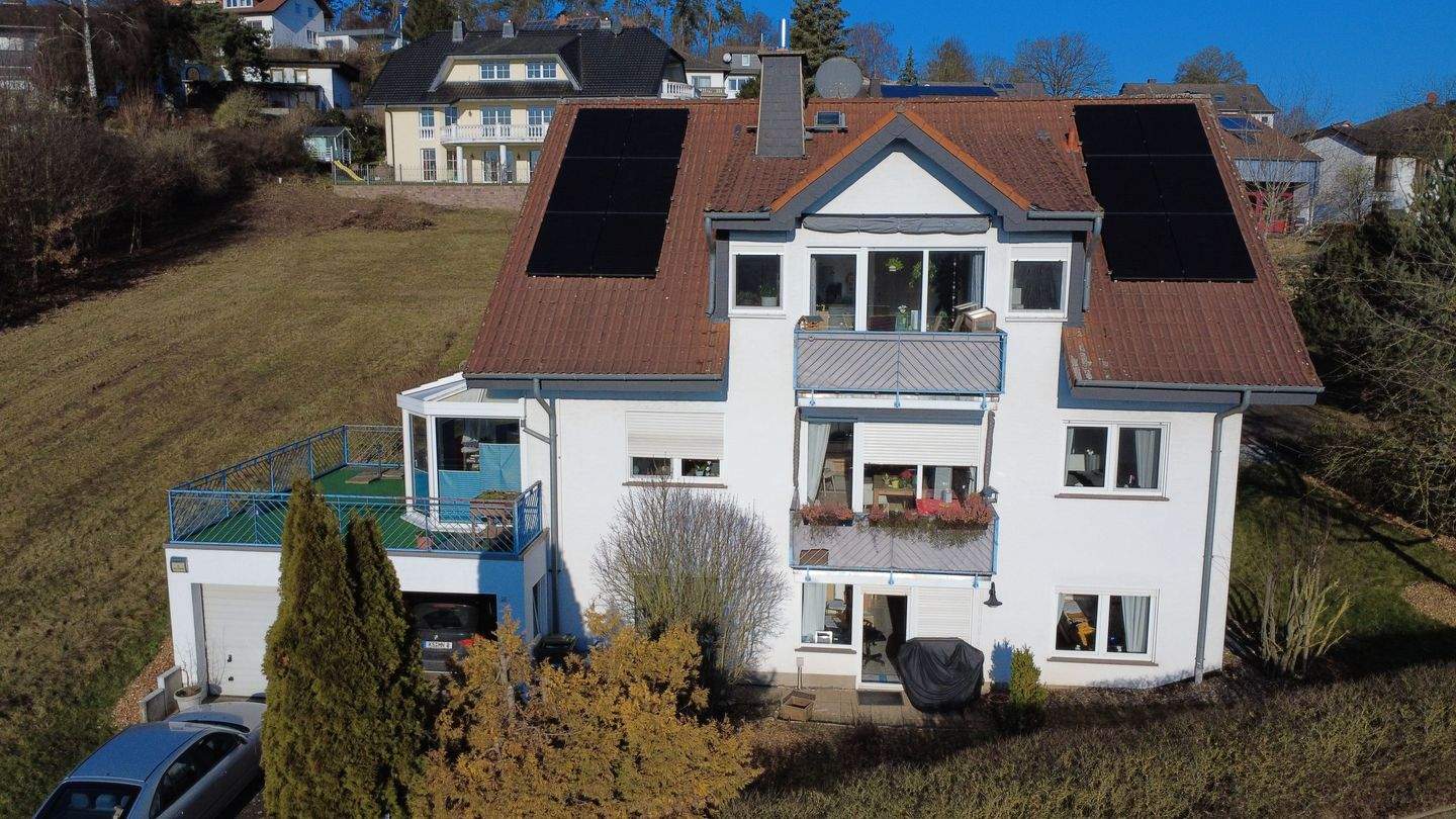 Immobilie in Naumburg - Gepflegtes Zweifamilienhaus mit Südgrundstück, PV-Anlage & vermieteter Einheit in Naumburg (Hessen) - Bild 1