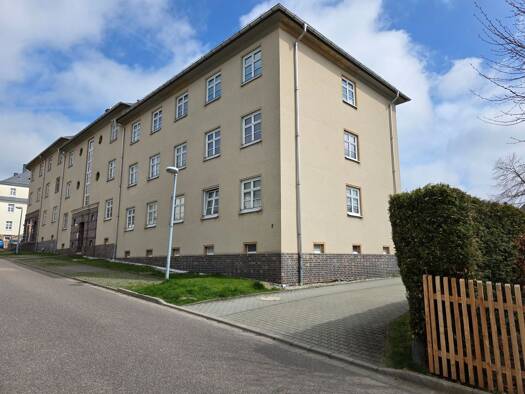 Wohnung zur Miete 330 € 2 Zimmer 53,6 m² 2. Geschoss frei ab sofort Bergstr. 2 Hartmannsdorf 09232