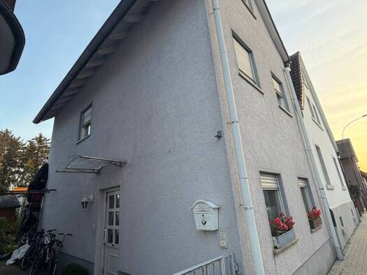 Doppelhaushälfte zur Miete 1.300 € 3,5 Zimmer 90 m² 250 m² Grundstück frei ab 01.11.2026 Römergasse 5 Okarben Karben 61184