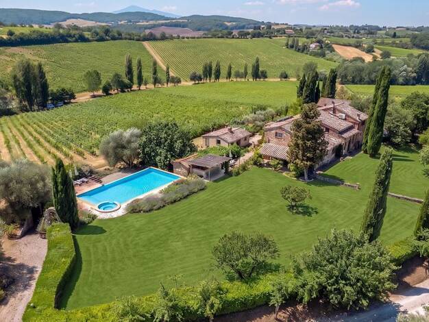Bauernhaus zum Kauf 2.860.000 € 20 Zimmer 490 m² 35.865 m² Grundstück Montepulciano 53045
