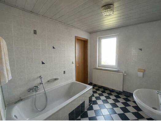 Einfamilienhaus zum Kauf 245.000 € 8 Zimmer 143 m² 1.316 m² Grundstück Schnelldorf 91625