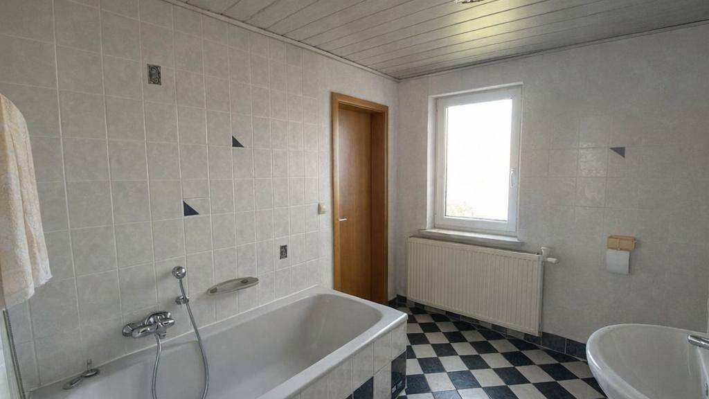 Einfamilienhaus zum Kauf 245.000 € 8 Zimmer 143 m² 1.316 m² Grundstück Schnelldorf 91625