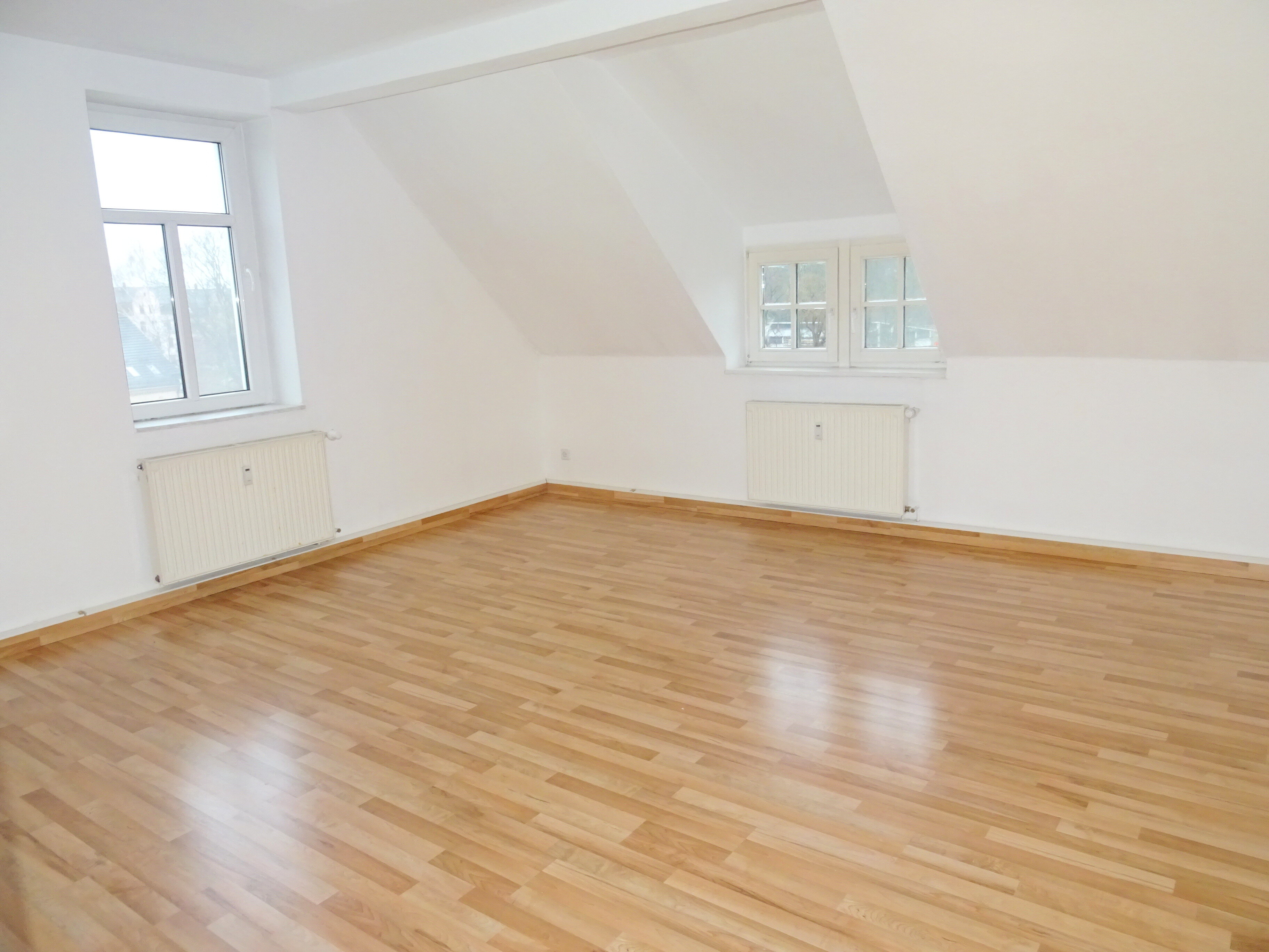 Wohnung zur Miete 630 € 5 Zimmer 125 m²<br/>Wohnfläche 3.<br/>Geschoss ab sofort<br/>Verfügbarkeit Leubnitz Werdau 08412