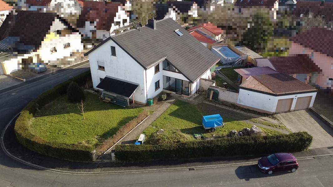 Immobilie in Prichsenstadt - Attraktives Anlageobjekt im Grünen -3 Familienwohnhaus mit großem Grundstück in ruhiger Lage- - Bild 0