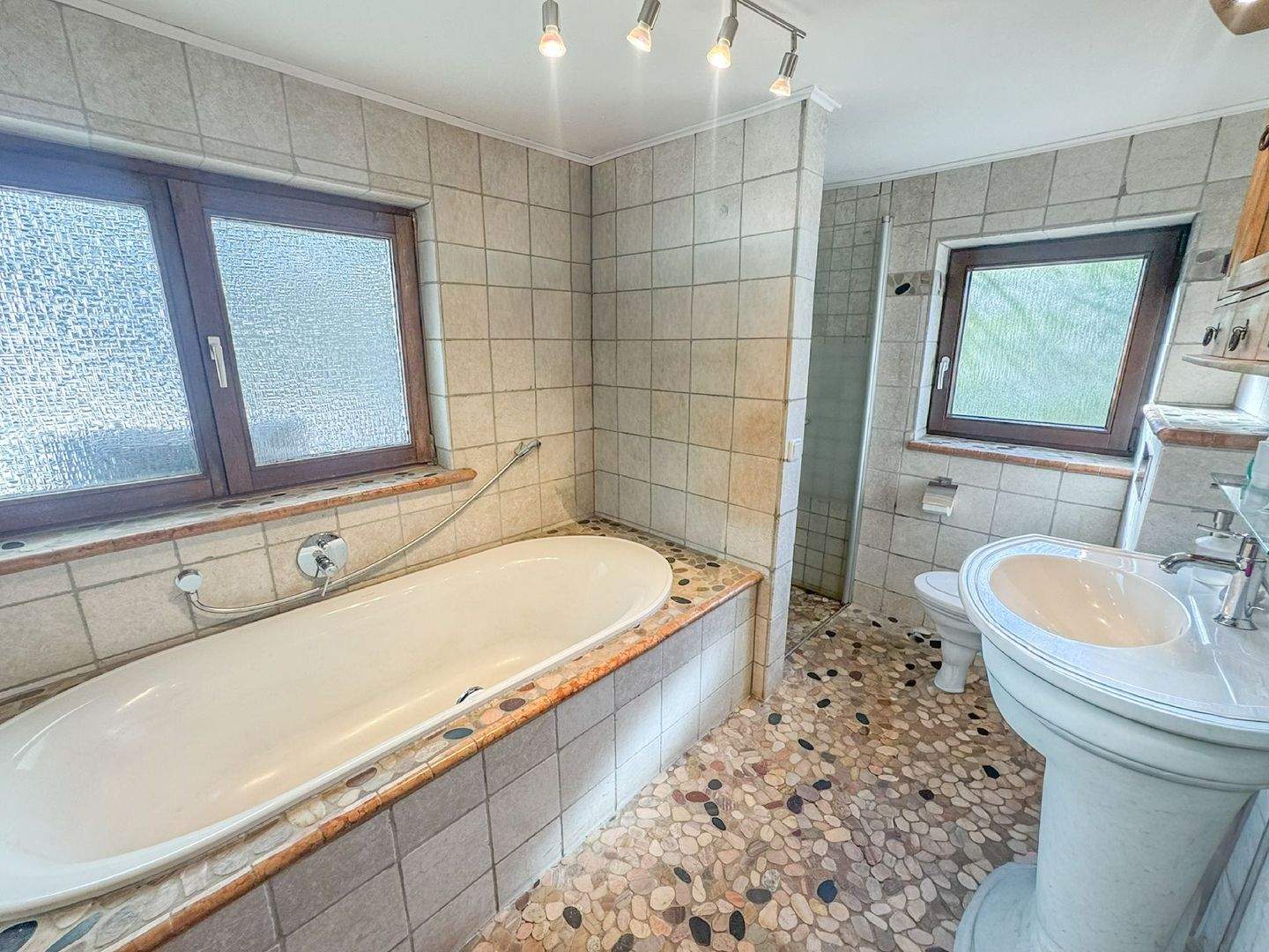 Immobilie in Puderbach - Einfamilienhaus bei Puderbach - Perfekt für Naturliebhaber mit Pool und liebevoll angelegtem Garten! - Bild 4