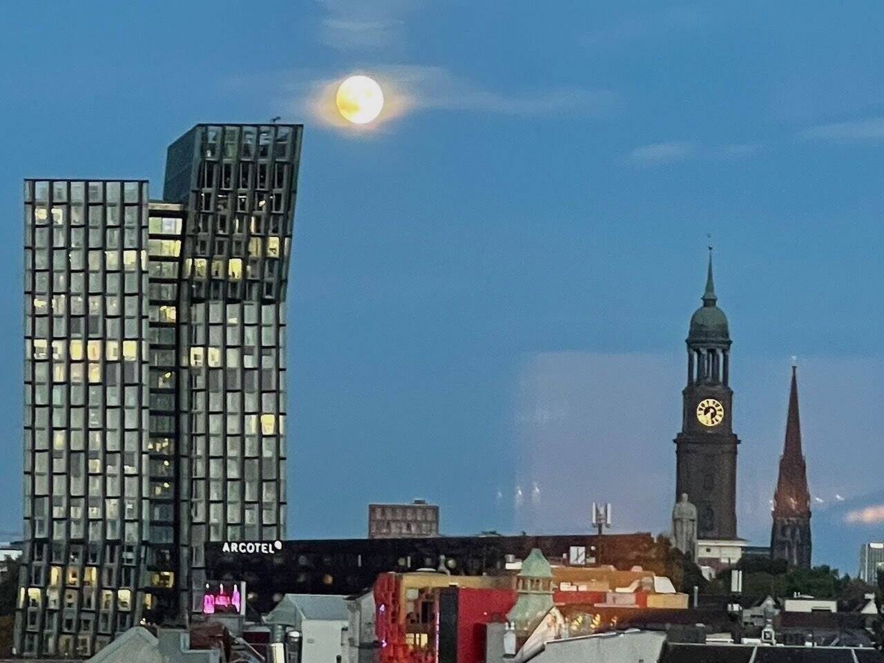 WEITBLICK Luxuswohnung - 2 Balkone - 2 CHICE Bäder - Whirlpool - mitten auf der legendären REEPERBAHN - aussergewöhnlich + besonders – Hamburg – Vorschaubild 2