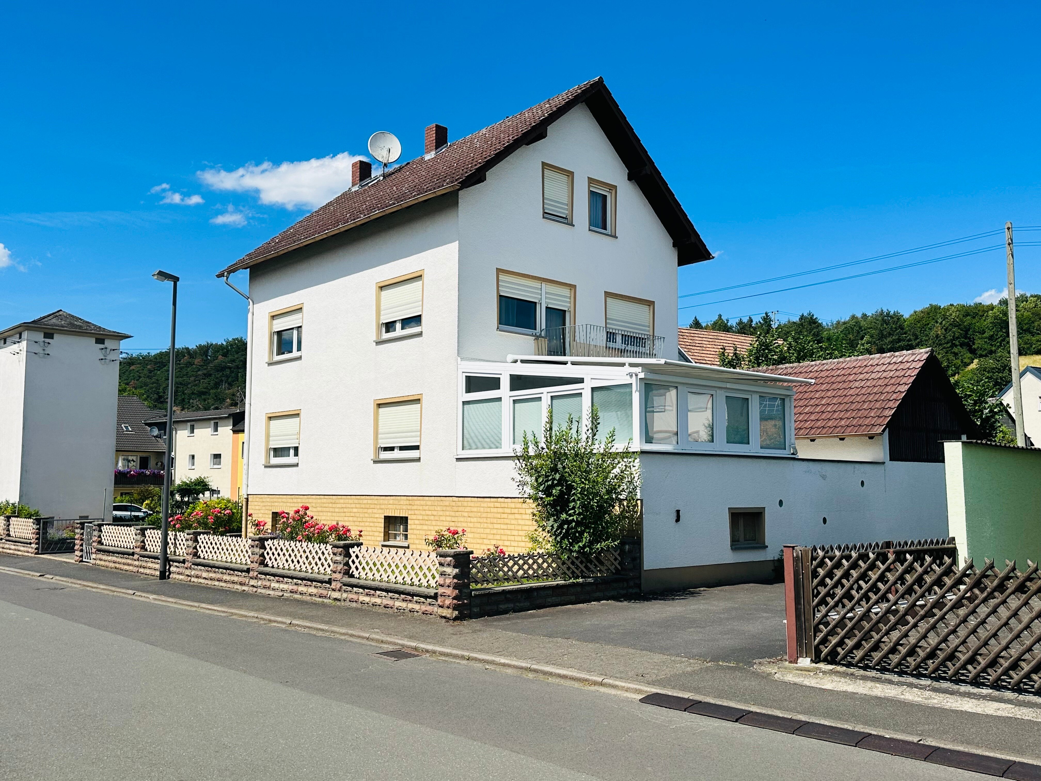 Mehrfamilienhaus zum Kauf als Kapitalanlage geeignet 245.000 € 8 Zimmer 162 m²<br/>Wohnfläche 475 m²<br/>Grundstück Kaltenbachstraße 1 Oberneisen 65558