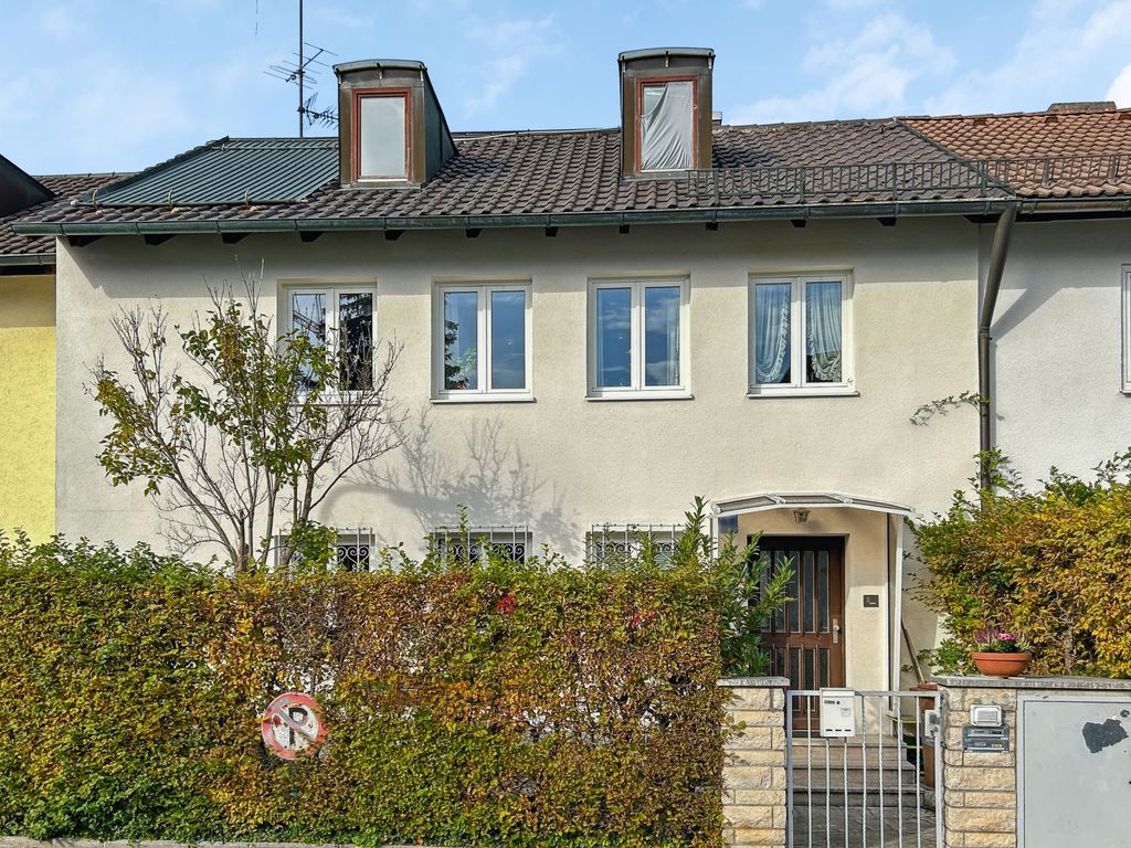 Reihenmittelhaus zum Kauf 750.000 € 7 Zimmer 136 m²<br/>Wohnfläche 257 m²<br/>Grundstück Blumenau München 80689