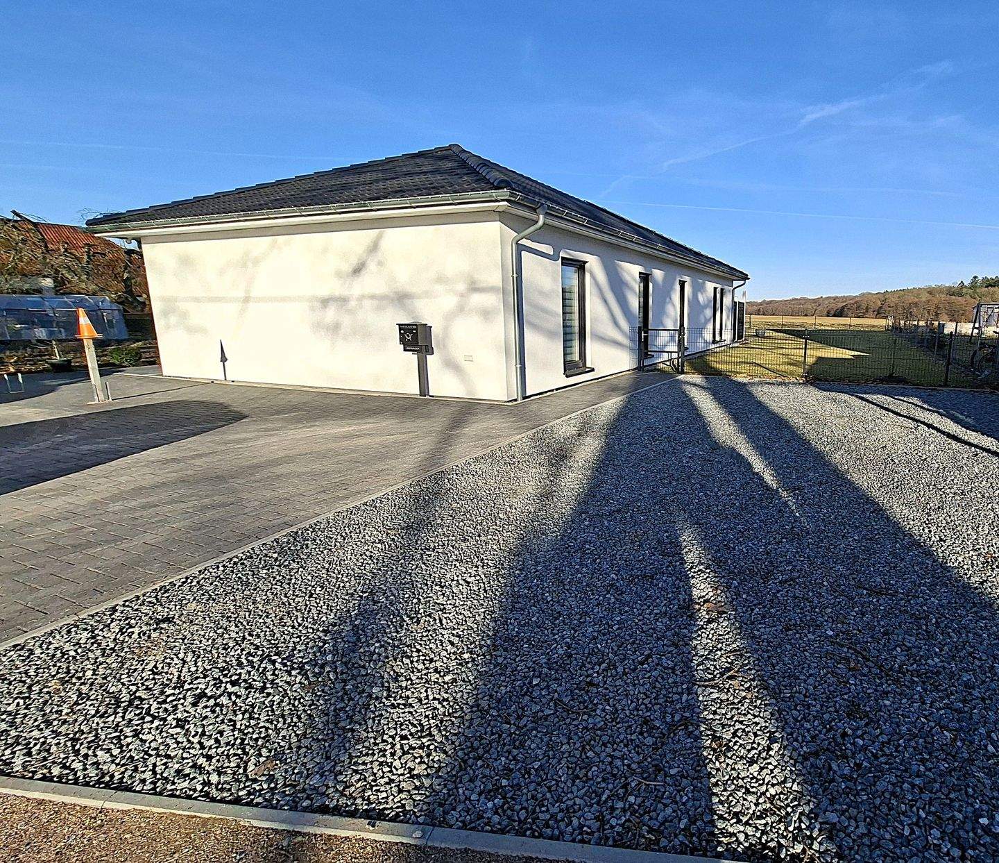 Immobilie in Dettmannsdorf - EH40 (A+) Bungalow von 2023 auf 885m² in 18334 Dettmannsdorf - 113m² Wohnfläche - 5 Zimmer - inkl. Küche, PV, Gartenhaus und wunderschöner Aussicht - Bild 2