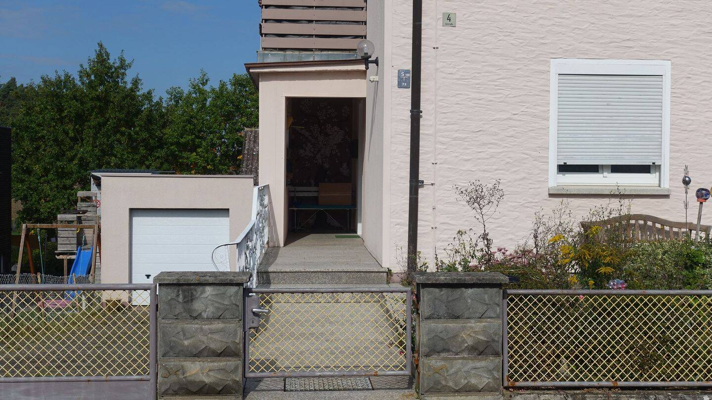 Immobilie in Oberreichenbach - Gepflegtes 2-Familienhaus mit Garten und Doppelgarage in Oberreichenbach zu verkaufen - Bild 2