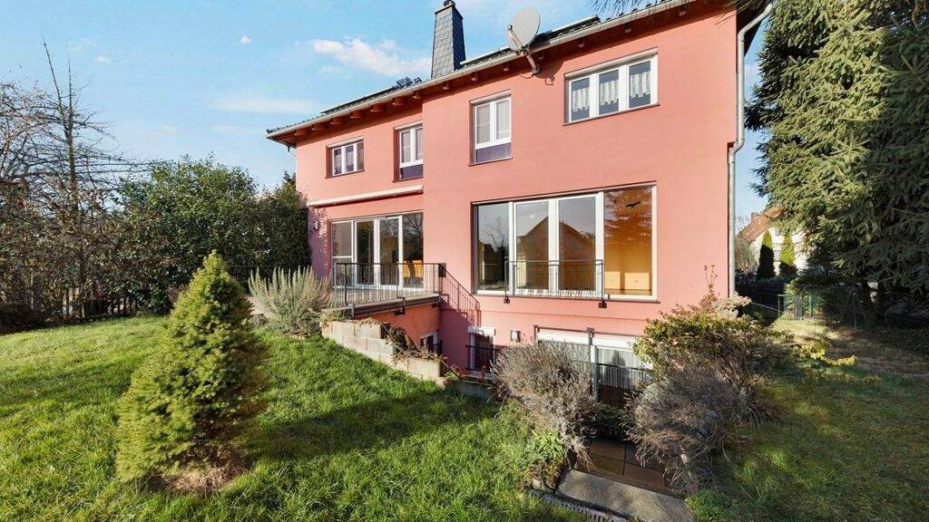 Wohnen mit Stil: Stadtvilla mit Pool und zwei Garagen